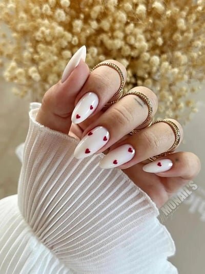 unghie color latte con cuori